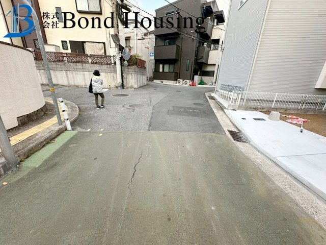 滝の茶屋駅まで徒歩5分　城が山1丁目　新築戸建の前面道路含む現地写真