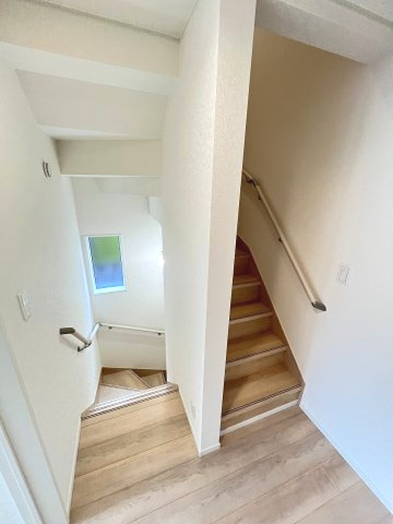 【内装】 | 大野城市大城3丁目第9　2号棟（全2棟）【仲介手数料無料・0円】 | 現地写真。2階へ上がる階段です。手摺もついて安全ですね。