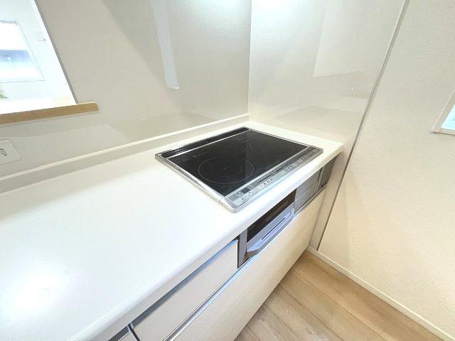 【キッチン】 | 大野城市大城3丁目第9　2号棟（全2棟）【仲介手数料無料・0円】 | 現地写真。IHクッキングヒーター