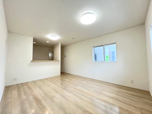 【居間・リビング】 | 大野城市大城3丁目第9　2号棟（全2棟）【仲介手数料無料・0円】 | 現地写真。リビングです。