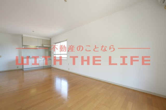 グリーンライフ長門石【キャッシュバック対象物件】の居間・リビング|こちらの居間で趣味の時間をお楽しみください