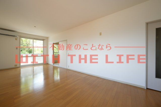 グリーンライフ長門石【キャッシュバック対象物件】の居間・リビング|ゆったり過ごせる居間です