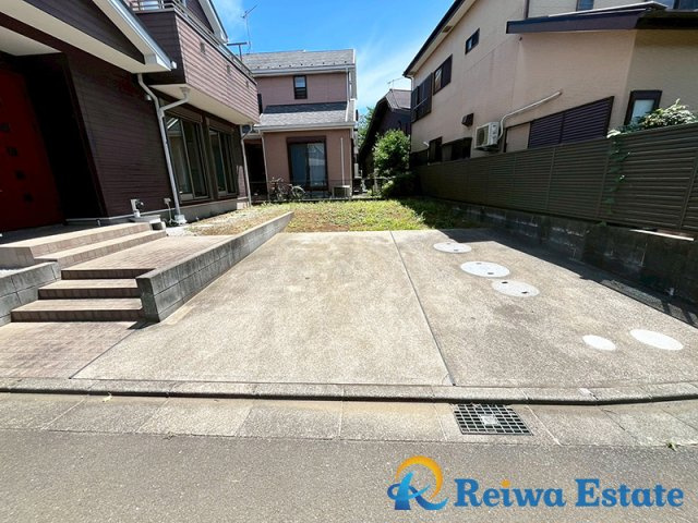 中古戸建　藤沢市打戻の駐車場