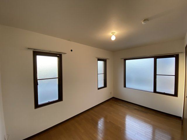 エンリッチFV号の洋室|西側の洋室です。窓が多く明るいです。
前回募集時の写真です