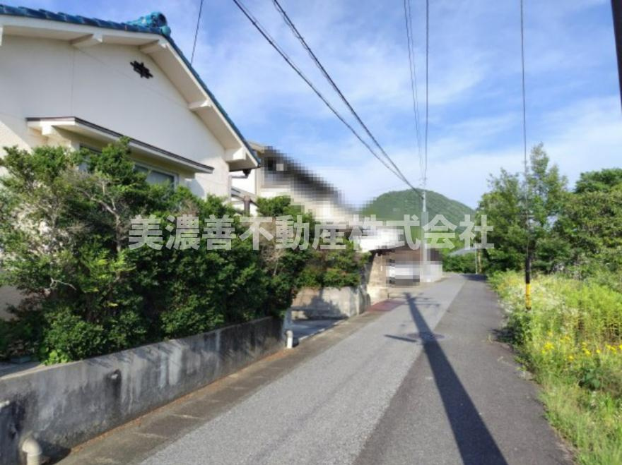 ６５５８６　岐阜市長良中古戸建の前面道路含む現地写真