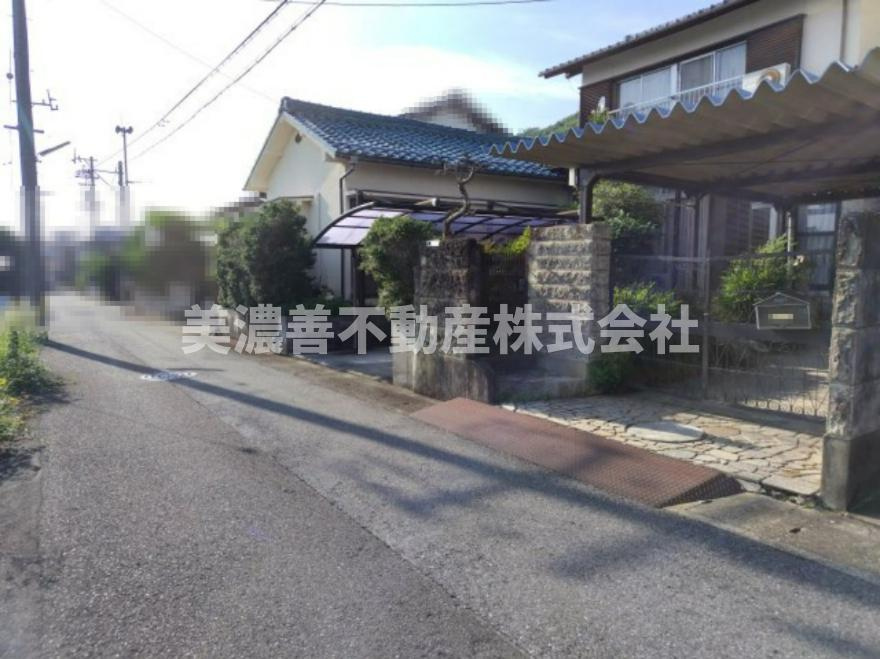 ６５５８６　岐阜市長良中古戸建の前面道路含む現地写真