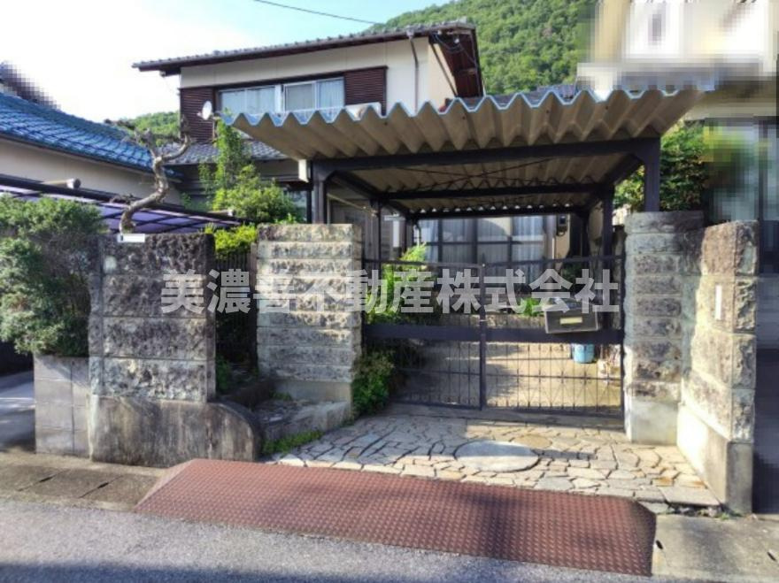 ６５５８６　岐阜市長良中古戸建の駐車場