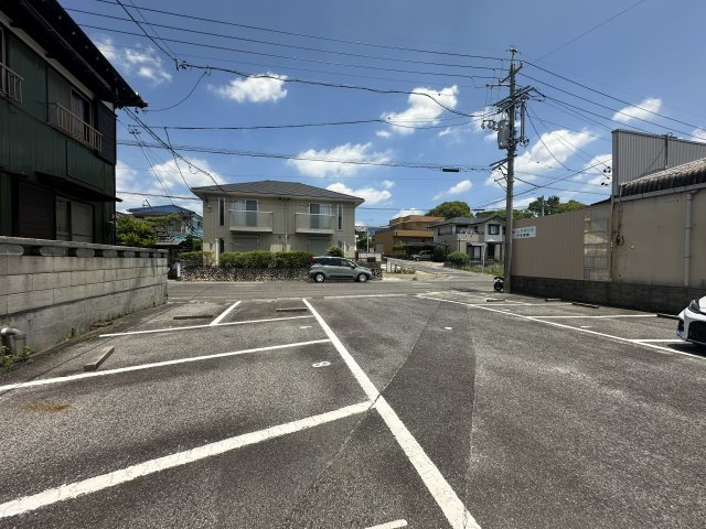 メゾンセラータ平芝の駐車場