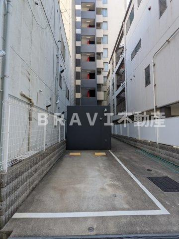 プレミアムコート谷町４丁目 BRAVI不動産の駐車場|【プレミアムコート谷町4丁目】