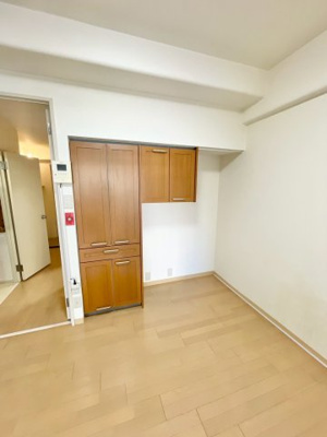 【居間・リビング】 | ネオハイツ城東 | DK（約7.3帖）：備え付けの収納スペースです。