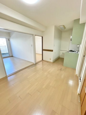 【居間・リビング】 | ネオハイツ城東 | DK（約7.3帖）：お掃除がしやすいフローリング。お部屋全体が明るく見えるカラーです。