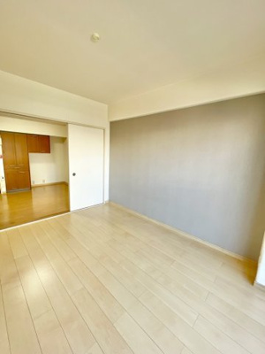 【洋室】 | ネオハイツ城東 | 洋室（約6.0帖）：飽きのこない淡いグレーのアクセントクロス。