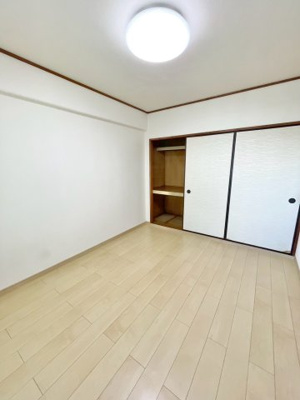 【洋室】 | ネオハイツ城東 | 洋室（約6.0帖）：こちらのお部屋は、押入れタイプの収納付き。