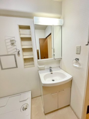 【独立洗面台】 | ネオハイツ城東 | 洗面台のそばにはスキンケアや細々としたものが収納できる壁厚収納つき。