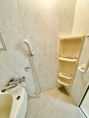 【浴室】 | ネオハイツ城東 | 浴室の備え付けラック。シャンプーやボディソープ置き場として。