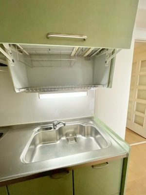 【キッチン】 | ネオハイツ城東 | シンクの上には食器の乾燥にも便利な水切りスペース。作業スペースも確保できます。