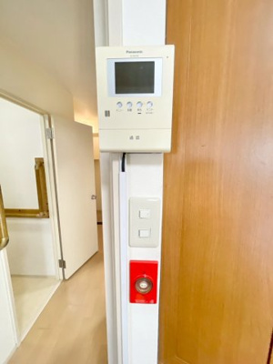 【セキュリティ】 | ネオハイツ城東 | 来客時に姿を確認できるモニタ付きのインターホンです。