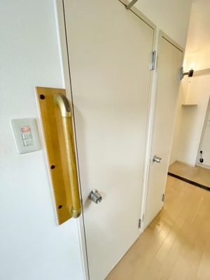 【内装】 | ネオハイツ城東 | トイレや浴室には手すりが設置されており、移動に不安がある時でも安全に使うことができます。