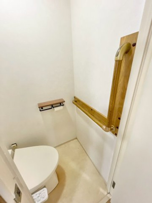 【内装】 | ネオハイツ城東 | トイレや浴室には手すりが設置されており、移動に不安がある時でも安全に使うことができます。