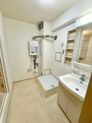 【洗面所】 | ネオハイツ城東 | 日々の身支度に欠かせない洗面室。洗濯機から床への漏水を防ぐことが出来る防水パン設置済み。