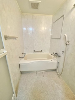 【浴室】 | ネオハイツ城東 | 白を基調とした清潔感のあるバスルーム。各所に手すりが設置されています。