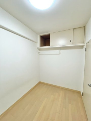 【洋室】 | ネオハイツ城東 | 洋室（約4.2帖）：上部に収納スペース、ハンガーをかけられるポールが設置されています。