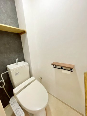 【トイレ】 | ネオハイツ城東 | シンプルながらおしゃれなクロスセレクト。背面のウォールシェルフはストックやインテリアの置き場所に便利。