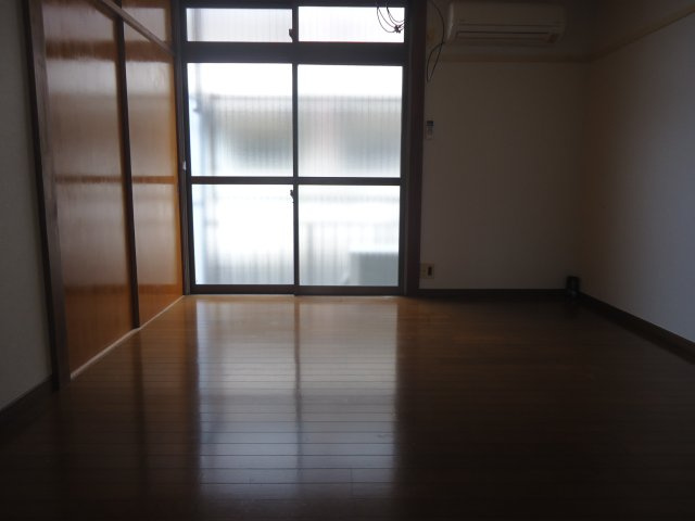 小金井市東町４丁目のアパートの居間・リビング