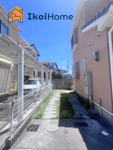 明石市大久保町大窪　中古戸建の駐車場|●年中無休：当日予約可●お車は縦列で2台駐車可能です。前面道路は交通量も少なく、駐車の際も安心です。