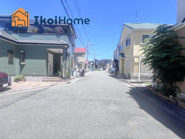 明石市大久保町大窪　中古戸建の前面道路含む現地写真|●年中無休：当日予約可●前面道路は幅員約6ｍ、交通量も少なく安心の住環境です。