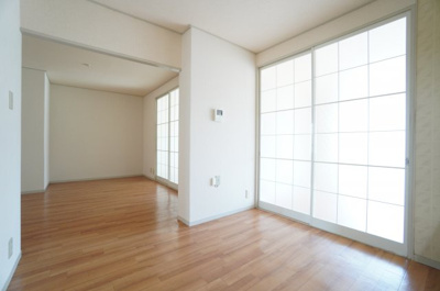 【居間・リビング】 | グランドサン 壱番館 | ※同物件・反転タイプの写真です。