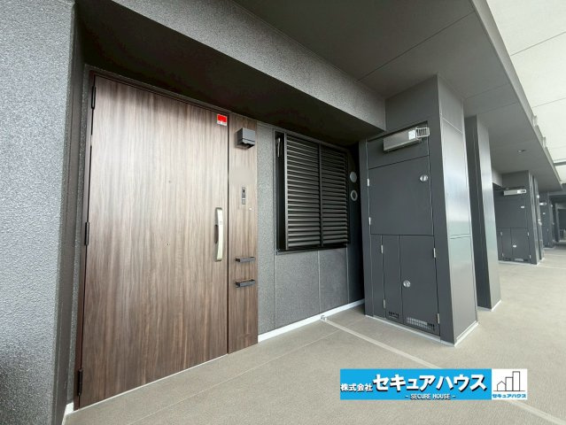 バンベール有松の駐車場|玄関：広々とした廊下なので、お子様連れのお買い物でもノンストレスで快適な生活を実現します。