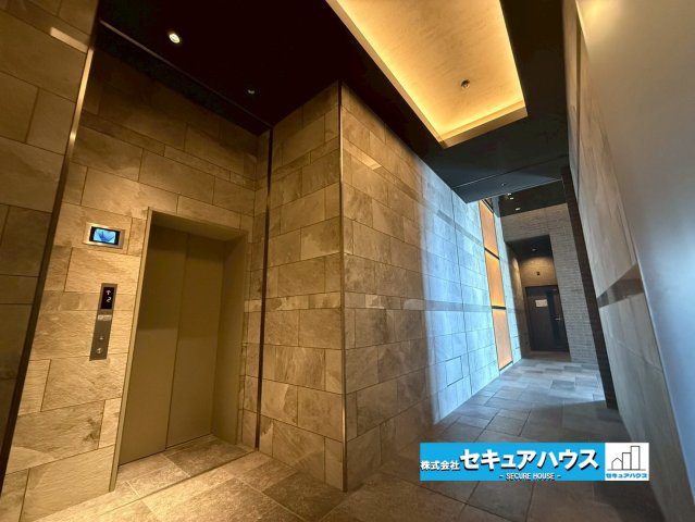 バンベール有松のロビー|エレベーターホール：モニター付きエレベーターで安心で快適なマンションライフが実現可能です。