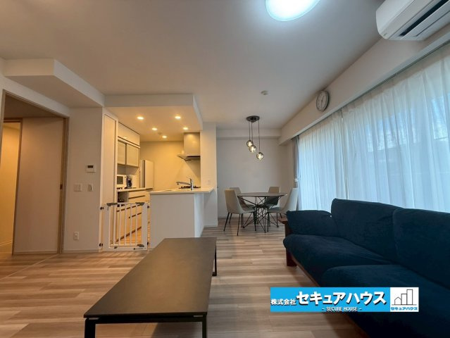 バンベール有松の居間・リビング|リビング：17帖越えの広々リビング♪家族での団らんに最適なリビングです。