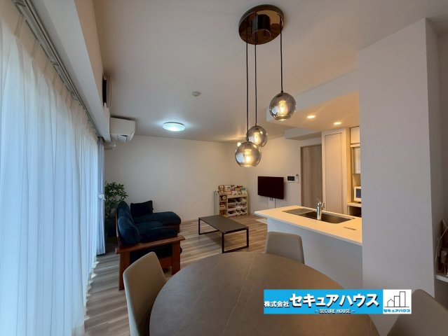 バンベール有松のその他|リビング：解放感のある大きなはきだし窓があるので、日当たりと風通しはバッチリです。