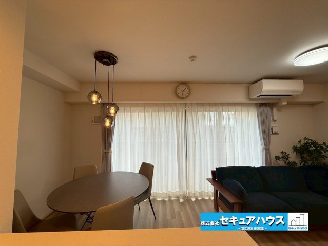 バンベール有松の居間・リビング|キッチンからの眺望：オープンキッチンなので、家族や友達、こどもの様子をみながら料理が可能です。