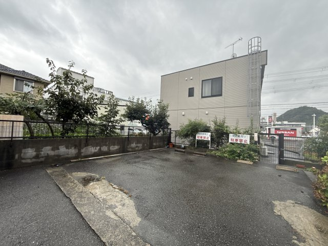 アイランド東今宿の駐車場