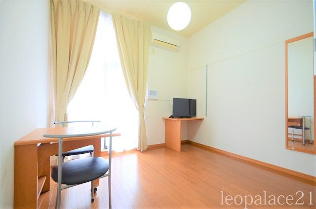 レオパレスＴＳＵＮＯＭＥの居間・リビング|1Fのお部屋はフローリングです。