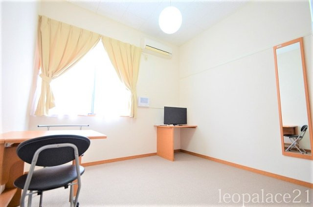 レオパレスＴＳＵＮＯＭＥの居間・リビング|2Ｆのお部屋はカーペットです。