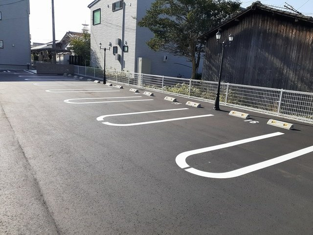 シャルモントゥⅢの駐車場