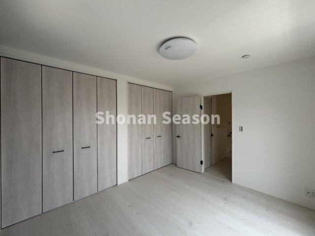 【洋室】 | 全室収納を完備しており、各部屋に荷物がすっきり片付きます♪