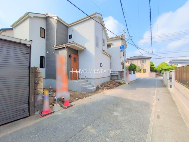 草加市新里町 新築分譲住宅の前面道路含む現地写真
