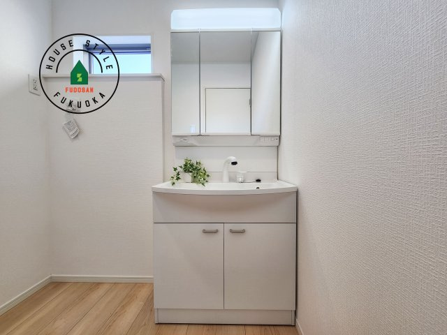 福岡市西区今宿町第2-2棟(1号棟)の独立洗面台|洗面所は小さなプライベートスペース。歯磨き、洗顔と毎日施す個人空間。