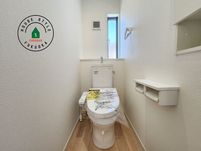福岡市西区今宿町第2-2棟(1号棟)のトイレ|トイレ・ウォシュレット付。快適で衛生的な洗浄機能付温水シャワートイレです。収納や手すりもついてます。