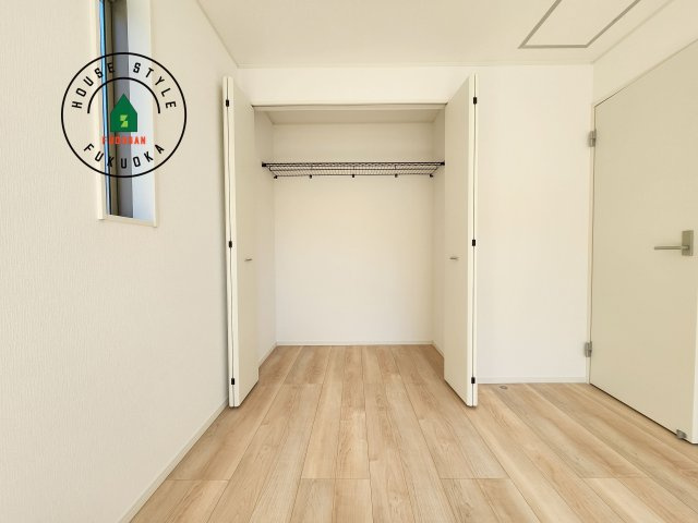 福岡市西区今宿町第2-2棟(1号棟)の収納|【WIC（ウォークインクローゼット）】 たくさんの洋服をかけてもシワになりにくいウォークインクローゼット。洋服以外にも、普段使わない家電やスーツケース、ストック品など何でも片付く嬉しい空間です。