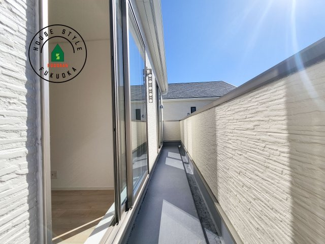 福岡市西区今宿町第2-2棟(1号棟)のバルコニー|バルコニーに自分のこだわりをもたせる。120％自由自在のバルコニー。もちろんお洗濯物を干す、ゴミを一時保管するなどもおまかせください。バルコニーを多目的スペースとして考えてみましょう。