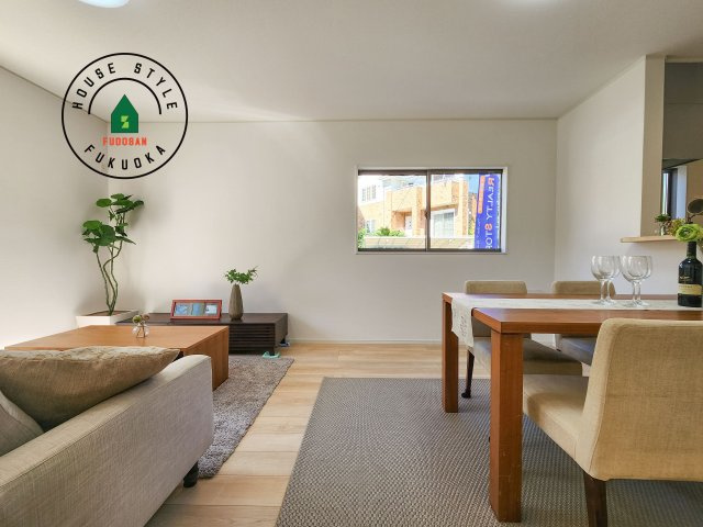 福岡市西区今宿町第2-2棟(1号棟)の居間・リビング|明るく開放的なリビングダイニングは豊かな陽光が注ぎ込み、やすらぎの空間を演出してくれます。ご家族で楽しいひとときをお過ごし下さい。※家具はCGを合成したものです。