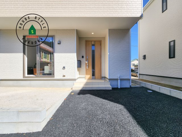 福岡市西区今宿町第2-2棟(1号棟)の玄関|地盤調査済 / 玄関へ向かうまでのアプローチに漂う上質が期待感をもたせます。玄関は建物の顔。落着きを醸し出した自己主張が心に訴えてきます。