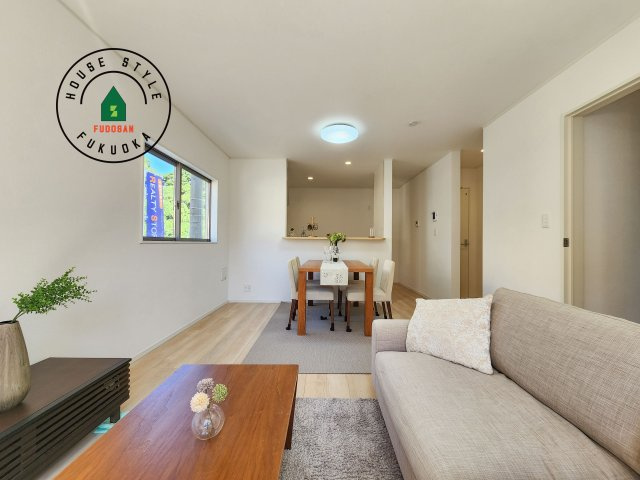 福岡市西区今宿町第2-2棟(1号棟)の居間・リビング|キッチンからリビングをしっかり確認できます。家族の笑顔があふれる空間になりそうですね。