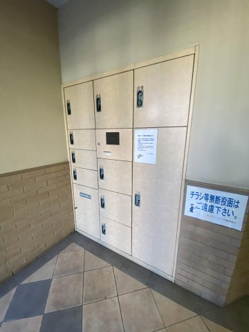 ダイアパレス六ツ門のエントランス|宅配BOX付きで不在時の荷物の受け取りに便利です☆